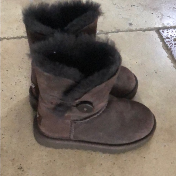 Girls Sz 10 BaIley Button UGG Boots In Chocolate - Picture 5 of 6